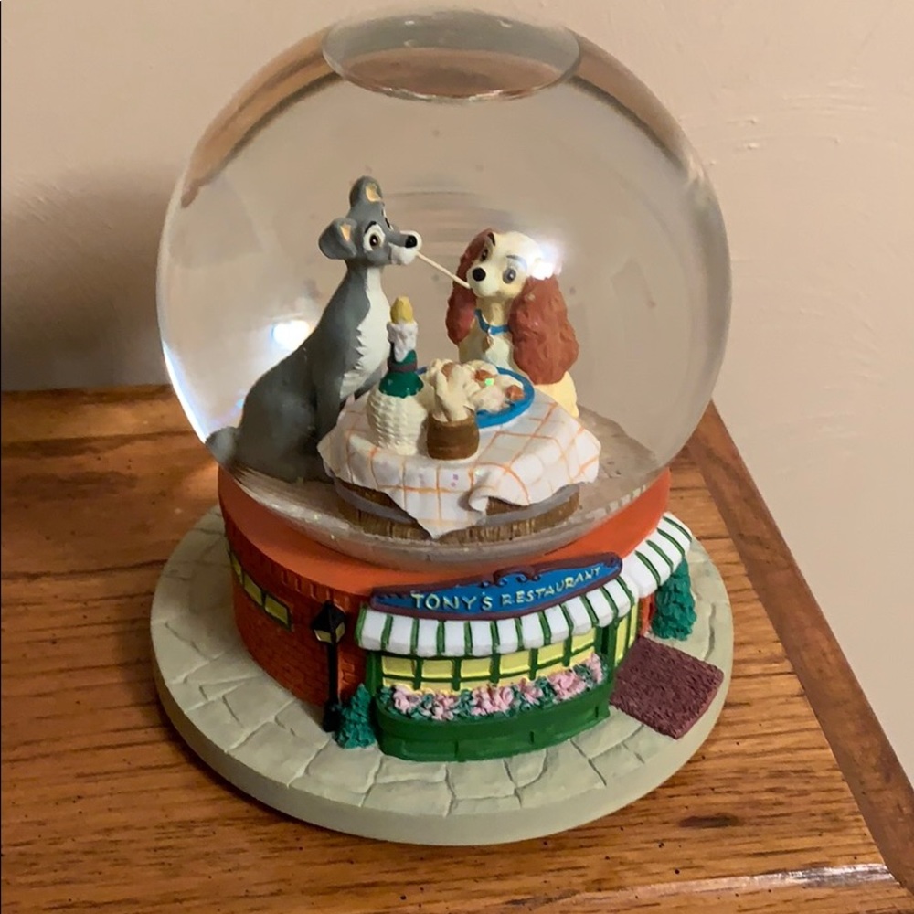 Disney Lady and the Tramp snow globe